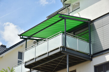 Fototapeta premium Metall-Pergola als Sonnenschutz am Balkon / Obergeschoss eines modernen Wohnhauses