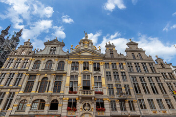 Fototapeta na wymiar The House of Tailors (center) and Le Pigeon (left) on the Grand Place, Brussels, Belgium