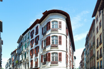 Bâtiments au centre ville de Bayonne au Pays Basque - obrazy, fototapety, plakaty
