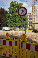 Schild vor einen Bauzaun, baustelle, kein Durchgang für Fussgänger, Leipzig