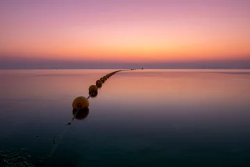 Stof per meter Zeegezicht met een roze zonsopgang bij weinig licht boven de kalme wateren van de Mar Menor, in de regio Murcia, Spanje. Op het water, een lijn van gele boeien die verloren gaan in de horizon. © AntonioLopez