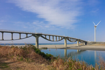 遠州灘を見渡す菊川河口の潮騒橋（静岡県掛川市）