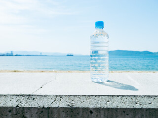 ミネラルウォーターが入ったペットボトル　水分補給	