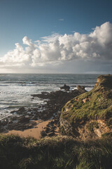 vista del mar desde un acantilado, con cielo, nubes y rocas