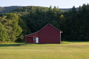 Obraz premium Red Barn in a Field