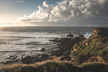 vista del mar desde la costa, en la puesta de sol