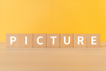 「PICTURE」と書かれた積み木