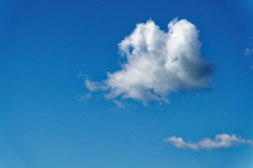 Weiße Cumulus- Wolke am blauen Himmel
