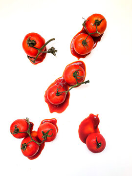 Tomates holand&ecirc;s e molho de tomate. Foto art&iacute;stica com tons vermelhos e fundo branco.