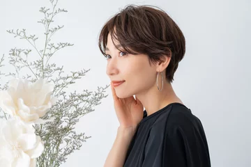 Fotobehang Kapsalon 肌に手を添えるきれいなお花と美しい日本人女性のポートレート  © ponta1414
