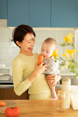 野菜を見ながら話す母親と赤ちゃん