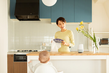 スマートスピーカーに話す母親 © mirahands