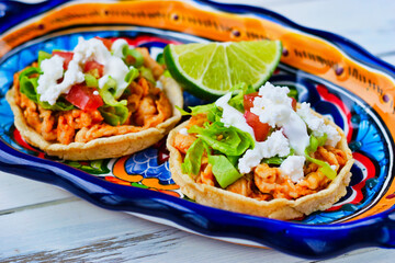 伝統的なメキシコ料理のソペス　ライムを添えて　Traditional Mexican food Sopes served with lime