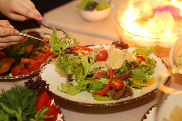 Salad with beef, lettuce and tomatoes