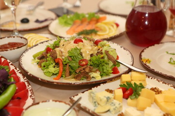 Salad with beef, lettuce and tomatoes