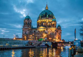 Plakat Panorama sul fiume con sullo sfondo la Chiesa maggiore e chiesa cattedrale di Berlino