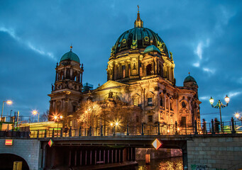 Fototapeta na wymiar Vista sulla Chiesa maggiore e chiesa cattedrale/duomo di Berlino di notte