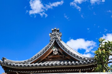Fototapeta na wymiar 快晴の青空と古い建築物の風情ある瓦屋根