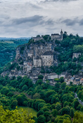 Fototapeta na wymiar vertical view of the Dordogne Valley and the historic cliffside village of Rocamadour