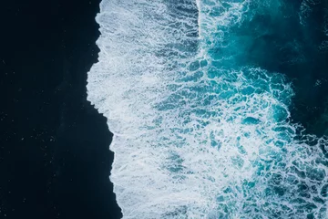 Foto auf Alu-Dibond Blaues Meer und schwarzer Strand mit der Drohne © Marlon
