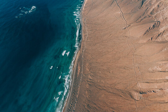 Famara Beach von oben - Meer und Wüste Drohne