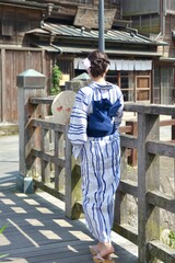 小江戸佐原の町並みを歩く浴衣を着た若い女性の後ろ姿	