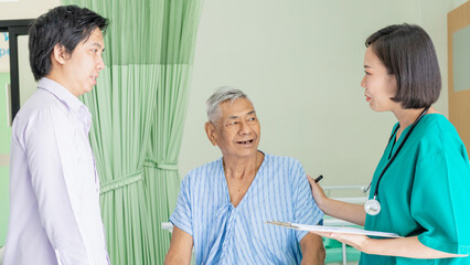 Obraz premium The nurse check the old senior man and talk about recovering at the hospital., Medical and healthcare concept.