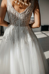 Fototapeta na wymiar bride in white wedding dress