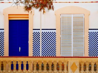 Kunstvolle blaue Tür und Fenster in Spanien