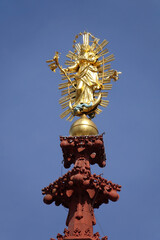 Fototapeta na wymiar Strahlenkranzmadonna auf dem Turm der Marienkapelle