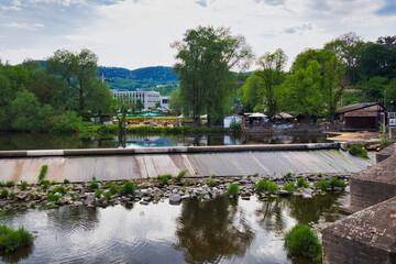Spiegelung im Wasser der Saale am Wehr an der alten Burgauer Brücke in Jena, Thüringen