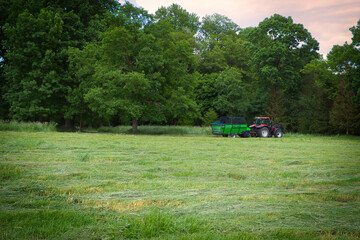 Traktor auf Wiese - Schlepper - Trecker - Mähen - Wiese - Landwirt - Feld - Nature - Tractor - Landscape - Ecology - Economy  © Enrico Obergefäll