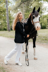 Obraz premium Portrait of a woman walking with a horse