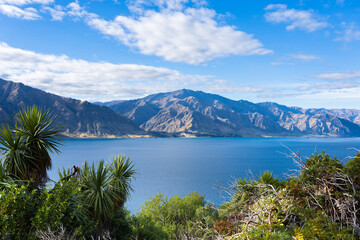 Fototapeta na wymiar Scenic Lake Hayes and surrounding mountains in Central Otago