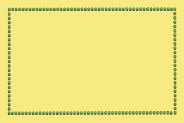Ramka z zielonej papryki na żółtym tle