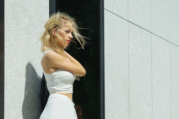 Naklejka premium Fashionable woman in city