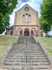 Facade of the Buhl church seen from the bottom of a staircase