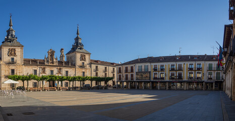 Fototapeta na wymiar Vistas panorámicas de la Plaza del pueblo de Soria , Burgo de Osma con edificios, torre, ventana, balcón, puerta, tejado, cúpula y árboles, en verano de 2021