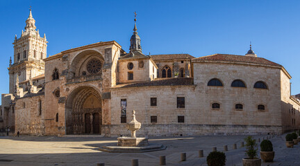 Fototapeta premium Panorámica de la catedral de la Asunción en El Burgo de Osma es un edificio de estilo gótico, en Soria, España, verano de 2021 