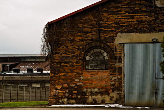 Fototapeta Stara przemysłowa budowla . Hala hutnicza zbudowana z czerwonej cegły , z łukowatymi oknami witrażowymi  .