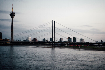 Fototapeta na wymiar Rheinkniebrücke - Rheinturm - Düsseldorf