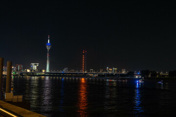 Fototapeta na wymiar Rheinturm bei Nacht - Düsseldorf
