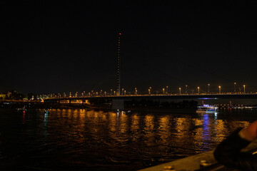 Fototapeta na wymiar Oberkasseler Brücke bei Nacht - Düsseldorf