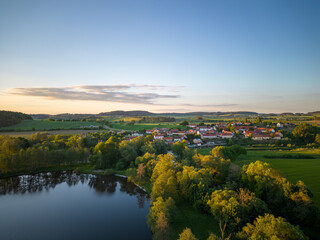 Obraz premium Village in background with pond in foreground