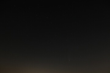 Fototapeta na wymiar FU 2020-07-21 Neowise 53 Im Nachthimmel ist ein Komet