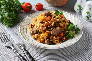 Beef with bulgur and vegetables such as pumpkin, carrots, onions and sun-dried tomatoes