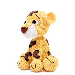 Onça pintada de pelúcia de perfil feito com a técnica de amigurumi nas cores amarelo, branco e...