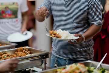 scooping the food, catering, dinner time
