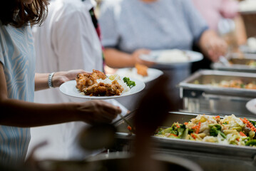 scooping the food, catering, dinner time
