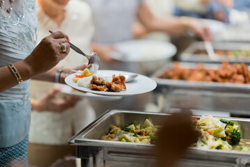 scooping the food, catering, dinner time
